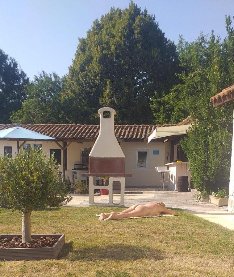 Chambre D'Hotes Naturiste Le Jardin Des Hirondelles Blanzaguet-Saint-Cybard Exterior foto